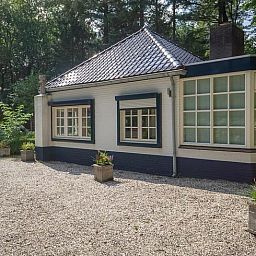 Charming vacation home in Emst, Veluwe, Gelderland, surrounded by green nature and rustic surroundings.