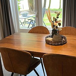 Eettafel met uitzicht op de tuin in Vakantiehuisje in Emst, Veluwe, Gelderland.