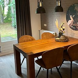 Stijlvolle eetruimte in Vakantiehuisje in Emst met uitzicht op de natuur, Veluwe, Gelderland.