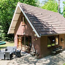 Vacation cottage in Emst with spacious terrace, perfect for outdoor activities in the Veluwe.