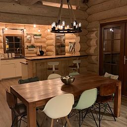 Gemuetlicher Innenbereich des Ferienhauses in Emst, Veluwe, Gelderland mit Holzinterieur und stimmungsvoller Beleuchtung.