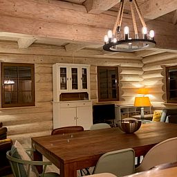 Gemuetlicher Innenbereich des Ferienhauses in Emst, Veluwe, Gelderland mit Holzinterieur und stimmungsvoller Beleuchtung.