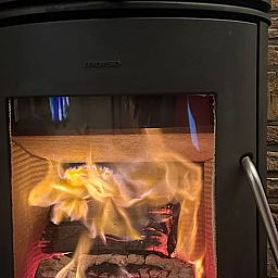 Der gemuetliche Holzofen im Ferienhaus in Emst, Veluwe, Gelderland bietet Waerme und Atmosphaere in diesem charmanten Ferienhaus.