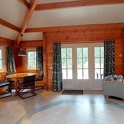 Ruime binnenruimte van Huisje in Ermelo met houten interieur en veel daglicht, ideaal voor een ontspannen verblijf.