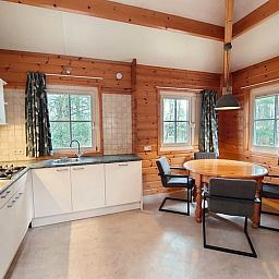 Stijlvolle keuken in Huisje in Ermelo, compleet uitgerust voor een comfortabel verblijf in de Veluwe.