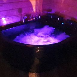 Luxurioeser Whirlpool im Ferienhaus in Ermelo, Veluwe, fuer ultimative Entspannung.