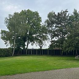 Gezellige binnenruimte van Vakantiehuisje in Ermelo, Veluwe, met comfortabele zithoek en moderne keuken in Gelderland.