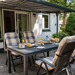 Enjoy a relaxed breakfast on the terrace of Huisje in Ermelo, a cozy vacation home in the Veluwe, Gelderland.