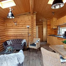 Gemuetlicher Innenbereich des Huisje in Ermelo, Ferienhaus an der Veluwe in Gelderland, mit Holzinterieur und komfortabler Sitzecke.