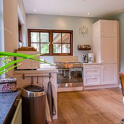 Moderne keuken in Huisje in Ermelo, Veluwe. Vakantiehuis met uitzicht op de natuur in Gelderland, ideaal voor een ontspannen verblijf.