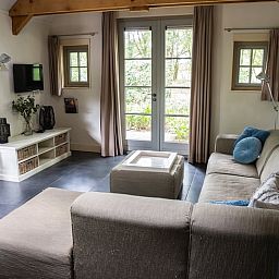 Comfortable living room in Cottage in Ermelo, vacation home in Veluwe, Gelderland overlooking the garden.