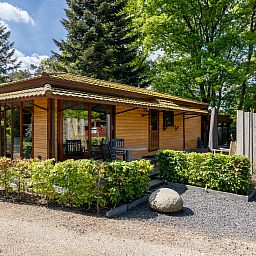 Charmante Glamping Lodge Tiny Lodge in Harderwijk, Veluwe, Gelderland, umgeben von viel Gruen und Ruhe.