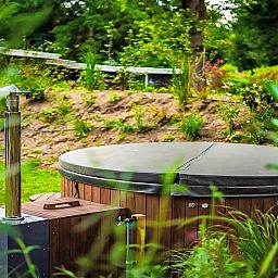 Entspannender Whirlpool im Ferienhaus Specht in Hoenderloo, Veluwe, Gelderland.