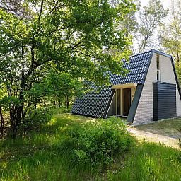 Vrijstaande woning in Hoenderloo op de Veluwe, omgeven door groene natuur in Gelderland, ideaal vakantiehuis voor rust en ontspanning.