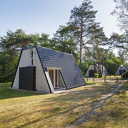 Side view of detached vacation home in Hoenderloo, Veluwe, Gelderland.