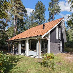 Cozy sitting area in Miggelenberg bungalow, Hoenderloo, Veluwe, Gelderland with modern decor.