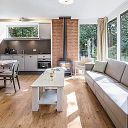 Open keuken en ruime zithoek in Miggelenberg 8-persoons bungalow 8C, Hoenderloo, Veluwe.