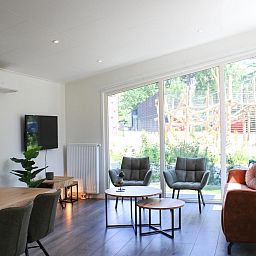 Bright living room in Vakantiewoning Heidehoeve comfort with views of nature in Hoenderloo, Veluwe.
