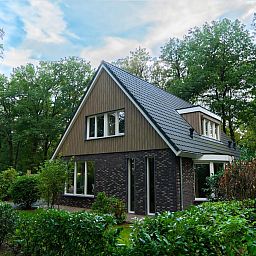 Gruppenunterkunft Douglas, ein attraktives Ferienhaus in Hoenderloo, Veluwe, umgeben von gruener Natur und ruhiger Waldumgebung.