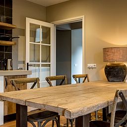 Gezellige eetruimte in Huisje in Hoenderloo, Veluwe, ideaal voor familiediners.