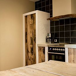 Moderne keuken in Huisje in Hoenderloo, Veluwe, uitgerust met alle gemakken.