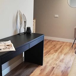 Stilvolles Interieur des Ferienhauses in Hoenderloo, Veluwe, mit Holzboden und moderner Einrichtung.