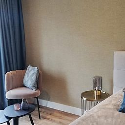 Komfortables Schlafzimmer im Ferienhaus in Hoenderloo, Veluwe, mit eleganten Moebeln und ruhiger Atmosphaere.