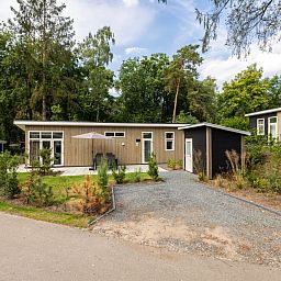 Vacation home in Hoenderloo, Veluwe, Gelderland, with spacious terrace and surrounded by nature.