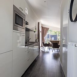 Modern kitchen in vacation home in Hoenderloo, Veluwe, with fully equipped facilities.