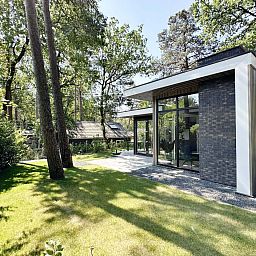 Vakantiehuis in Hoenderloo, Veluwe, Gelderland, met ruime tuin en moderne architectuur.