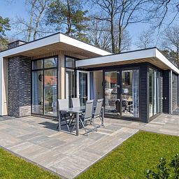 Terras van de vrijstaande woning in Hoenderloo, ideaal voor buiten dineren op de Veluwe, Gelderland.