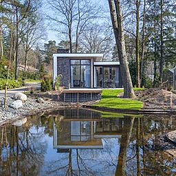 Vrijstaande woning in Hoenderloo, vakantiehuis met uitzicht op een serene vijver, Veluwe, Gelderland.