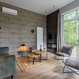 Stilvolles Wohnzimmer in freistehendem Haus in Hoenderloo, Veluwe, Gelderland. Ferienhaus mit moderner Einrichtung.