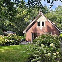 Gezellige tuin bij Huisje in Garderen, vakantieverblijf op de Veluwe, Gelderland.