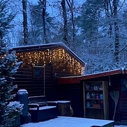 Gezellig winteruitzicht bij Vakantiehuisje in Garderen, Veluwe, met verlichte terrasomgeving in Gelderland.
