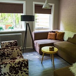 Gezellige eetkamer in Huisje in Elspeet, Veluwe, met uitzicht op de natuur van Gelderland, ideaal vakantiehuis voor familie en vrienden.