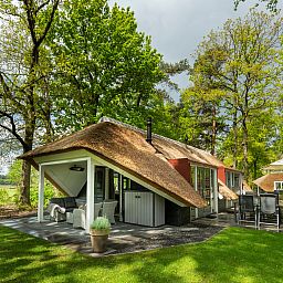 Cozy terrace at Holiday home Sprielderbosch 12 'De Kuifmees', vacation home in Putten, Veluwe, ideal for relaxation.