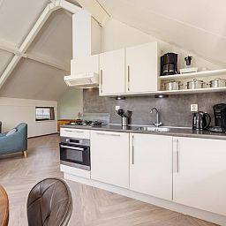 Modern kitchen in Veluwse Hoevewoning 4, a charming bungalow in Putten, Veluwe. Enjoy comfort and style in Gelderland.