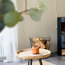 Gemuetlicher Innenbereich des Ferienhauses in Putten, Veluwe, Gelderland, mit moderner Einrichtung und Blick auf den gruenen Garten.