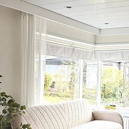 Stilvolle Badezimmerdekoration im Ferienhaus in Putten, Veluwe, mit moderner Kunst und natuerlichen Elementen im Ferienhaus in Gelderland.