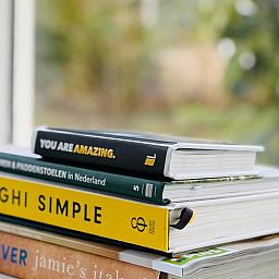 Stilvolles Badezimmer eines Ferienhauses in Putten, Veluwe, Gelderland, mit inspirierendem Spiegelspruch und luxurioesen Details.