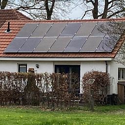 Ferienhaus in Putten mit Sonnenkollektoren auf dem Dach, umgeben von Natur in der Veluwe, Gelderland.