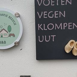Willkommen im Ferienhaus in Putten, einem charmanten Ferienhaus in Veluwe, Gelderland, mit einem einladenden Schild am Eingang.