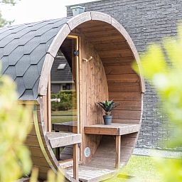 Modernes Badezimmer im Ferienhaus DG814, Voorthuizen, Veluwe, mit glatter Oberflaeche.