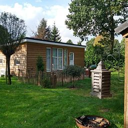 Rustikales Ferienhaus in Voorthuizen, Veluwe, umgeben von Waeldern, bietet einen gemuetlichen Platz zum Entspannen im Freien in Gelderland.