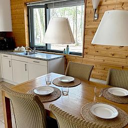 Moderne keuken in Vakantiehuis in Voorthuizen, Gelderland. Compleet uitgerust voor een comfortabel verblijf op de Veluwe.