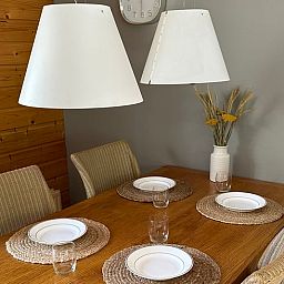 Eettafel in Vakantiehuis in Voorthuizen, Veluwe. Gezellig dineren in een sfeervolle vakantiewoning in Gelderland.