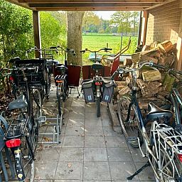 Fahrradschuppen im Ferienhaus in Voorthuizen, Veluwe, ideal fuer Fahrradliebhaber, die die schoene Umgebung von Gelderland erkunden moechten.