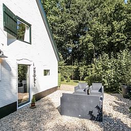 Private Terrasse mit bequemen Stuehlen im Ferienhaus in Vaassen, Veluwe, Gelderland.