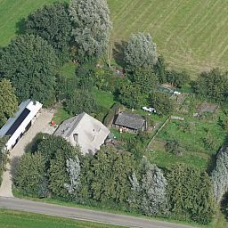 Luchtfoto van vakantiehuis in Hulshorst, omgeven door weelderige natuur, Veluwe, Gelderland.